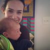 Gabriela Duarte publicou uma foto neste sábado, 31 de maio de 2014, em que apareceu dando carinho ao filho de Regiane Alves