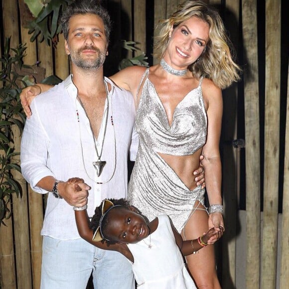 Bruno Gagliasso toma 'tiro' de Jojo Todynho com Giovanna Ewbank e a filha, Títi, em 14 de janeiro de 2018