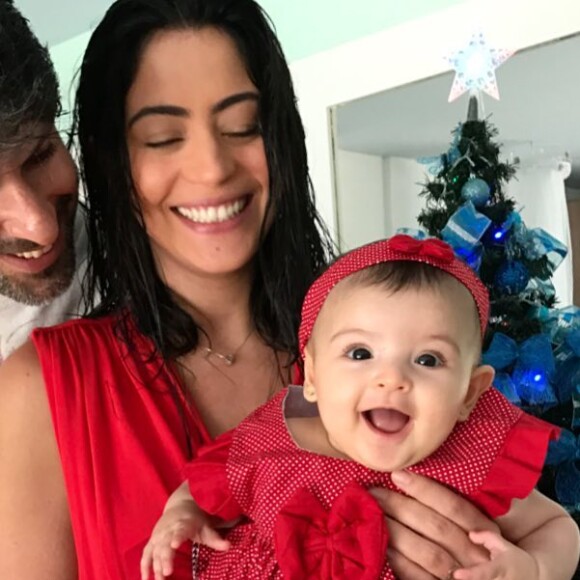 Carol Castro batiza a filha, Nina, em cerimônia celebrada pelo Padre Fábio de Melo, em 14 de janeiro de 2018