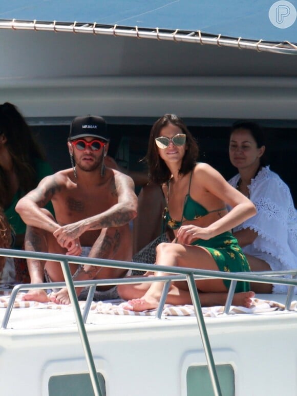 Bruna Marquezine e Neymar foram flagrados passeando de barco