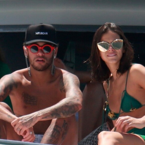 Bruna Marquezine e Neymar foram flagrados passeando de barco
