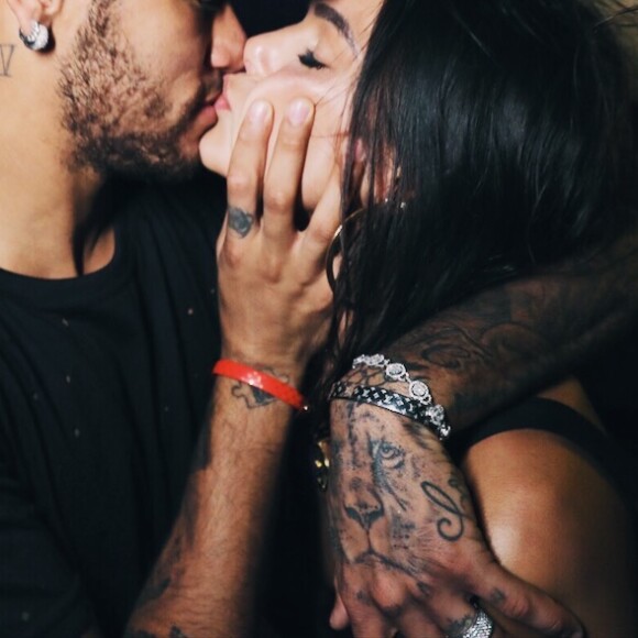 Bruna Marquezine e Neymar trocaram beijos em festa