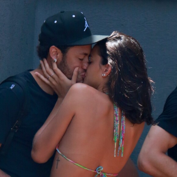 Bruna Marquezine e Neymar assumiram a volta do namoro durante o Réveillon em Fernando de Noronha