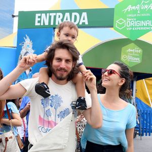 Tainá Müller e o marido, Henrique Sauer, posaram para os fotógrafos