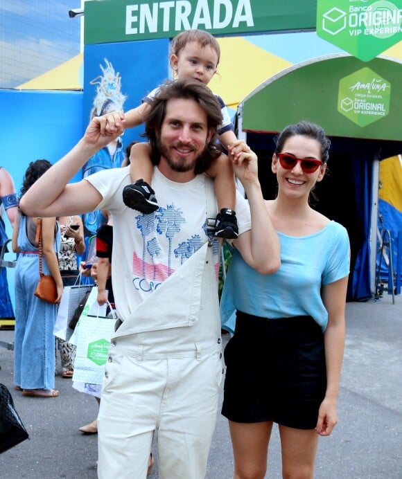 Tainá Müller e o marido, o diretor de TV Henrique Sauer, levaram o filho, Martin, de 1 ano e 6 meses, para conferir o espetáculo Amaluna, do Cirque du Soleil, no Rio, no domingo, 14 de janeiro de 2017