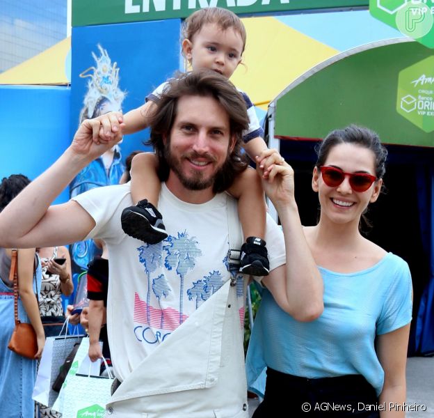 Tainá Müller e o marido, o diretor de TV Henrique Sauer, levaram o filho, Martin, de 1 ano e 6 meses, para conferir o espetáculo Amaluna, do Cirque du Soleil, no Rio, no domingo, 14 de janeiro de 2017