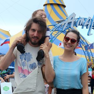 Tainá Müller sorriu para as câmeras ao conferir o espetáculo Amaluna