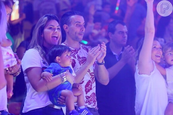 Kelly Key e o marido, Mico Freitas, levaram o filho caçula, Artur, de 11 meses, ao show de Patati Patatá, no shopping Via Parque, na Barra da Tijuca, Zona Oeste do Rio