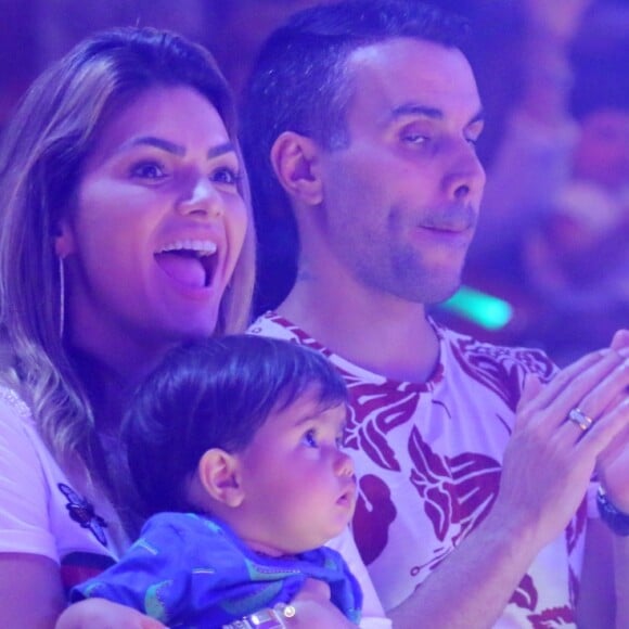 Kelly Key e o marido, Mico Freitas, levaram o filho caçula, Artur, de 11 meses, ao show de Patati Patatá, no shopping Via Parque, na Barra da Tijuca, Zona Oeste do Rio