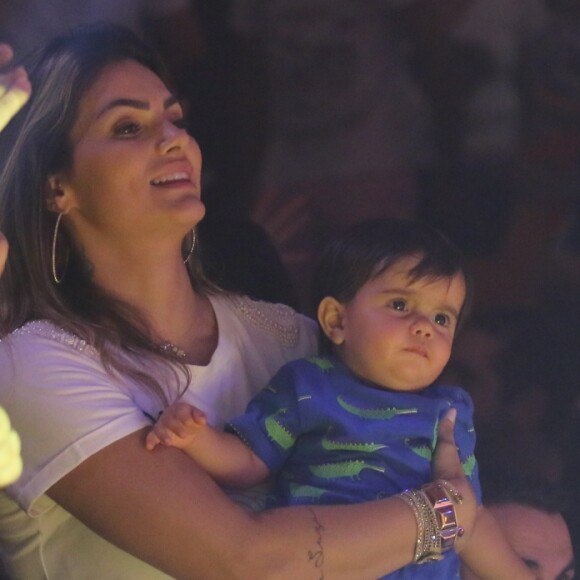 Kelly Key relatou dificuldade na hora de amamentar o filho caçula Artur, de 11 meses, logo apó seu nascimento