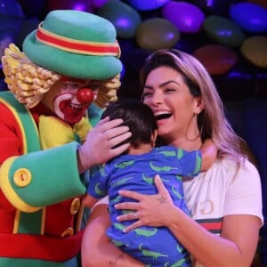 Kelly Key se divertiu ao apresentar o filho caçula, Artur, ao palhaço Patatá