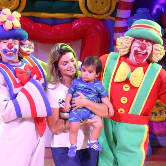 Artur, filho caçula de Kelly Key esbanjou fofura em dia de circo