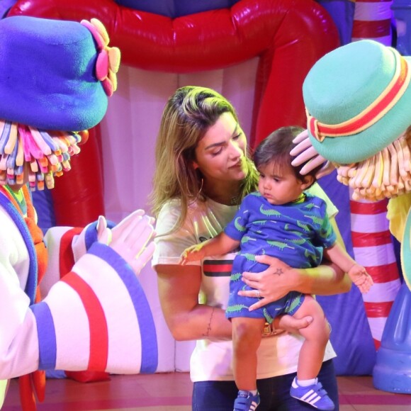 'Cantei, dancei e me emocionei com o meu filho apaixonado pelo show!', escrveveu Kelly Key ao curtir com o marido e filho caçula o show de Patati Patatá