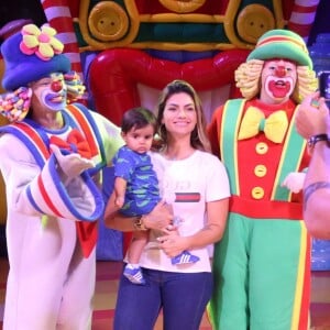 Kelly Key e filho caçula, Artur, posaram para fotos após show de Patati Patatá