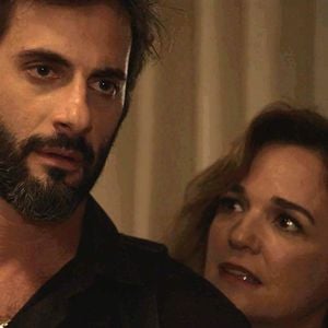 'Não vou deixar ela te destruir. Vou salvar nosso casamento', declara Lorena (Sandra Corveloni) em apoio a Vinícius (Flávio Tolezani) e contra Laura (Bella Piero), na novela 'O Outro Lado do Paraíso'