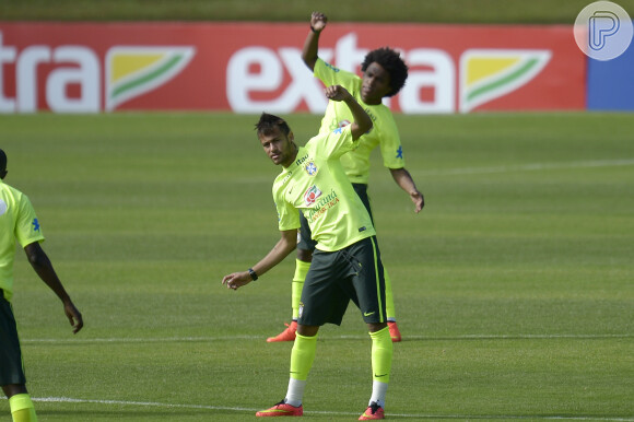 Neymar treina com a Seleção Brasileira para a Copa do Mundo