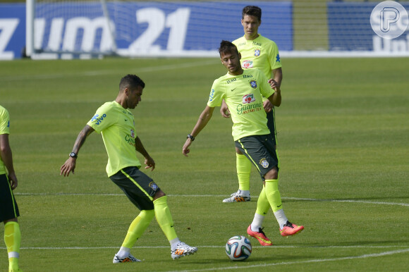 Neymar treina na Granja Comary, em Teresópolis, com os craques da Seleção Brasileira