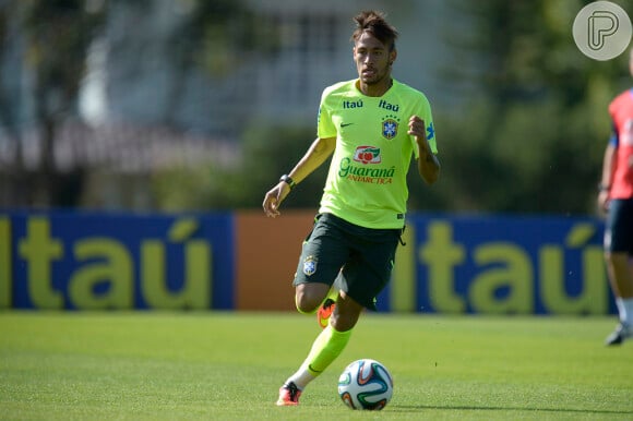 Neymar marcou um gol durante o treino na Granja Comary