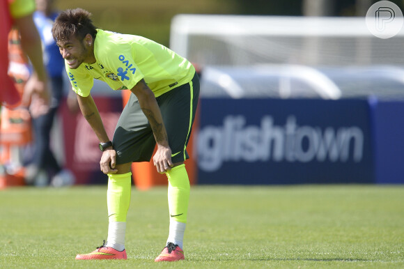 Neymar treina na Granja Comary, em Teresópolis, com a Seleção Brasileira. Bruna Marquezine acompanhou todos os pasos do craque