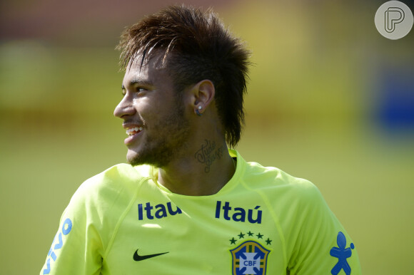 Neymar treina para a Copa do Mundo e é acompanhado por Bruna Marquezine, que viu todos os lances do namorado da arquibancada