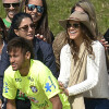 Neymar posou para fotos com a namorada, Bruna Marquezine, amigos, parentes e fãs