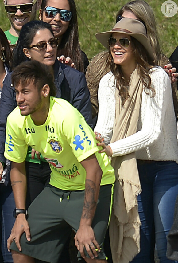 Neymar posou para fotos com a namorada, Bruna Marquezine, amigos, parentes e fãs
