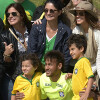 Bruna Marquezine ficou perto de Neymar durante fotos na Granja Comary, após o treino da Seleção neste domingo, 1º de junho de 2014