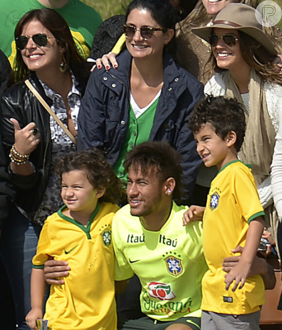 Bruna Marquezine ficou perto de Neymar durante fotos na Granja Comary, após o treino da Seleção neste domingo, 1º de junho de 2014