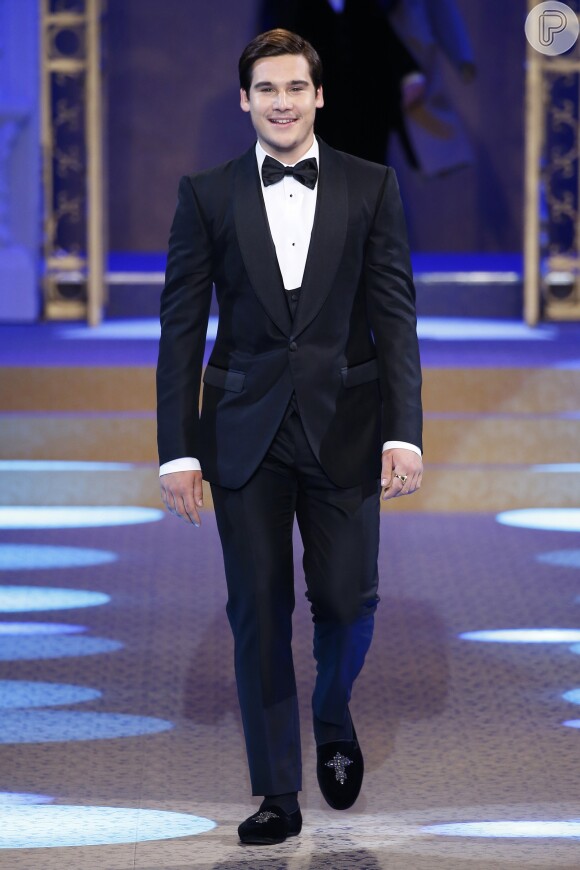 Nicolas Prattes desfilou pela Dolce&Gabbana em semana de moda, em Milão, na Itália, no último sábado, 13 de janeiro de 2018
