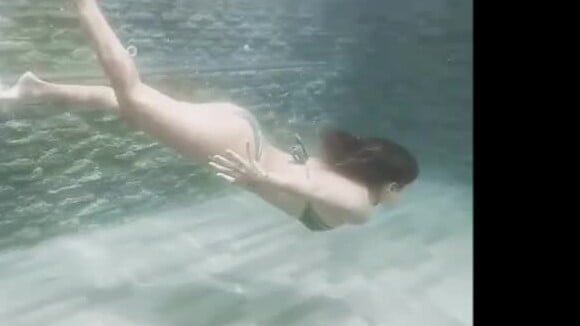 Paula Fernandes aproveitou o dia de férias para tomar banho de piscina na Tailândia: 'Me sentindo uma sereia'