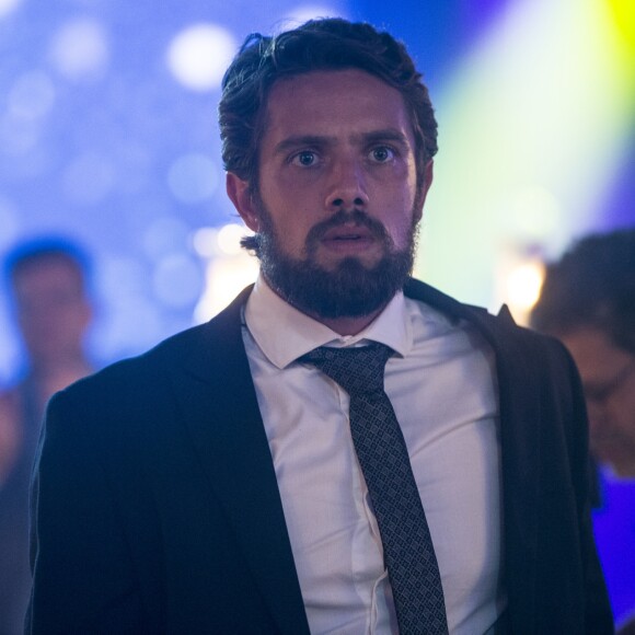 Renato (Rafael Cardoso) retribui empurrão de Gael (Sergio Guizé) por causa de Clara (Bianca Bin), na novela 'O Outro Lado do Paraíso'