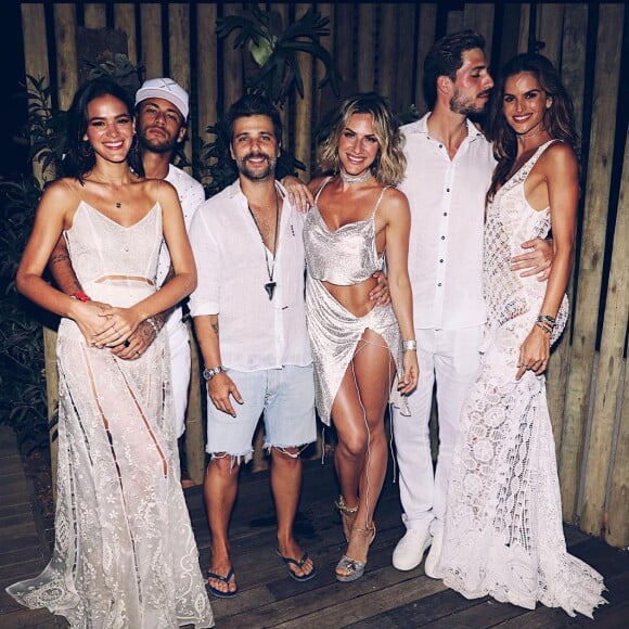 Bruna Marquezine passou o réveillon em Fernando de Noronha com Neymar, Bruno Gagliasso, Giovanna Ewbank, Izabel Goulart e Kevin Trapp