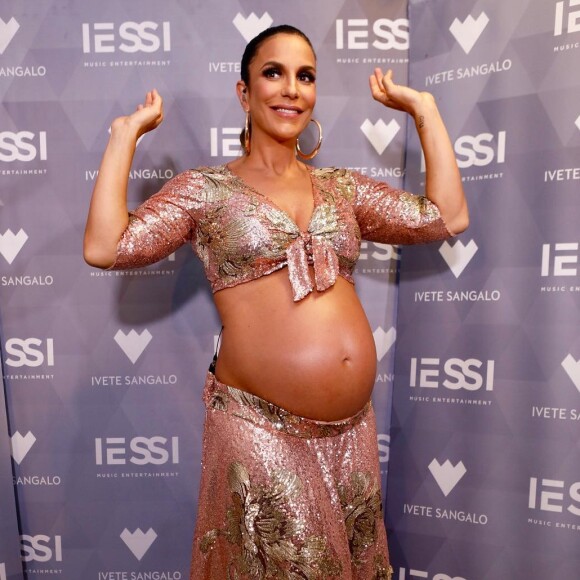 'Bem barrigudinha, mas a gente não para!', exclamou Ivete em vídeo