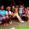 Paula Fernandes se emocionou ao visitar uma tribo da Indonésia na segunda-feira, 15 de janeiro de 2018