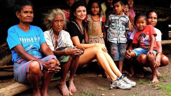 Paula Fernandes se emociona ao visitar tribo na Indonésia: 'Chorei com o que vi'
