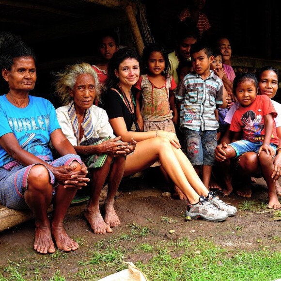 Paula Fernandes se emocionou ao visitar uma tribo da Indonésia na segunda-feira, 15 de janeiro de 2018