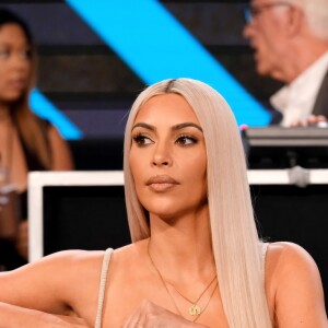 Kim Kardashian, antes de confirmar o nascimento, se viu em meio a boatos de que teria a presença da barriga de aluguel na festa de Natal da família
