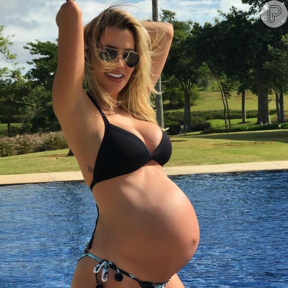 Ex-BBB Adriana Sant'Anna lamentou o surgimento de estrias na gravidez