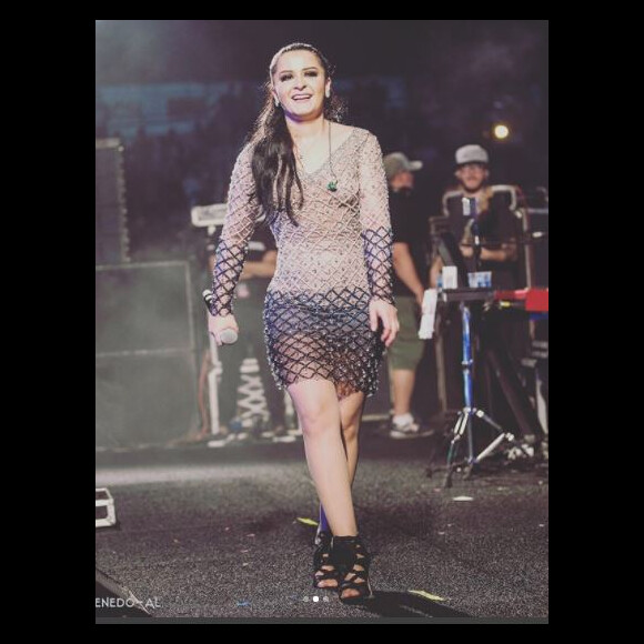 Maraisa se apresentou em Alagoas com a irmã e apostou em um vestido que valorizou o visual mais definido