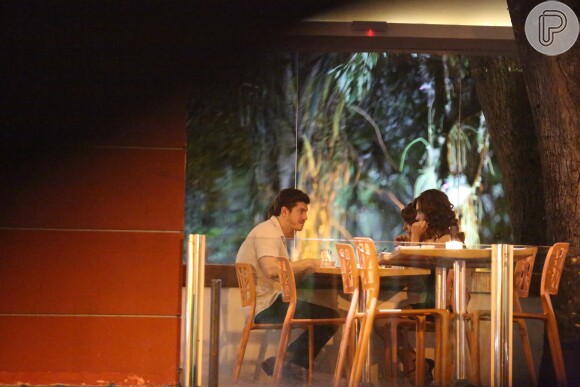 Caio Paduan e Mayana Neiva, atores de 'O Outro Lado do Paraíso', são flagrados em clima de romance em restaurante no Rio de Janeiro, na noite desta quarta-feira, 16 de janeiro de 2018