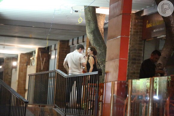 Caio Paduan e Mayana Neiva são risadas durante bate-papo descontraído em restaurante