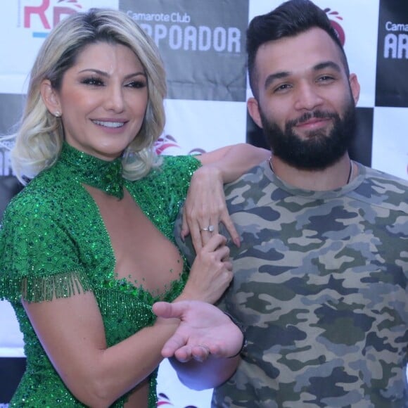 Antonia Fontenelle posou com o ex-marido Jonathan Costa no lançamento do camarote Arpoador