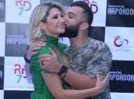 Carnaval: musa de camarote, Antonia Fontenelle recebe carinho de ex em evento