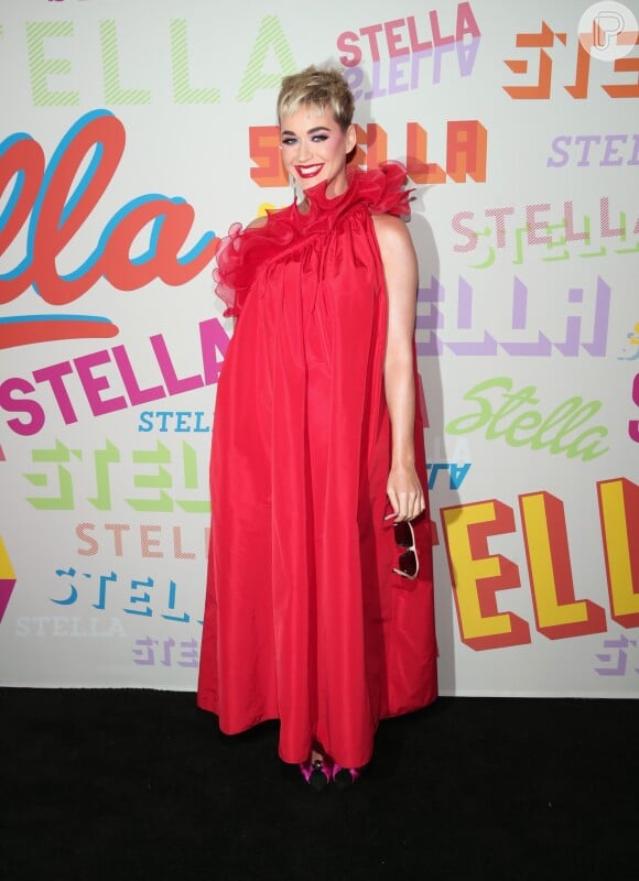 Katy Perry exibiu um look bem volumoso no lançamento da coleção outono 2018 da grife Stella McCartney em Los Angeles, na Califórnia, nesta terça-feira, 16 de janeiro de 2017