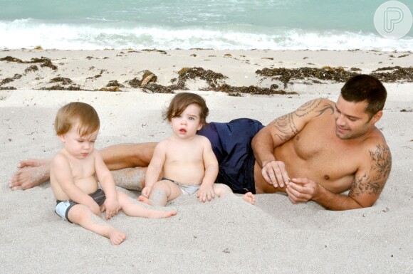 Os gêmeos Matteo e Valetino, filhos de Ricky Martin, foram gerados através de barriga de aluguel