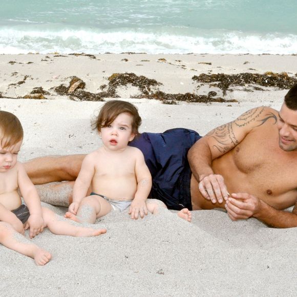 Os gêmeos Matteo e Valetino, filhos de Ricky Martin, foram gerados através de barriga de aluguel