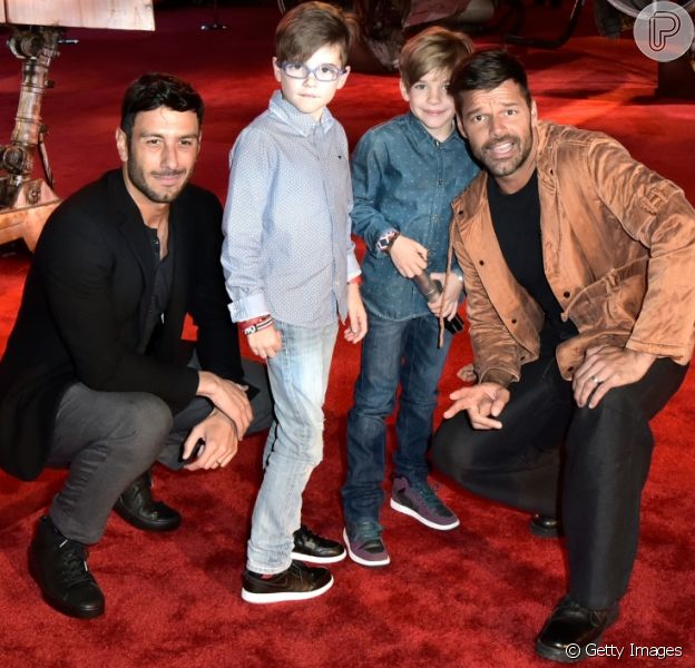 Ricky Martin disse que conversa com os filhos, os gêmeos Matteo e Valetino, de 9 anos, sobre ele terem dois pais