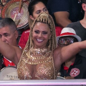 Viviane Araujo não vai ficar muito tempo com o cabelo trançado: 'É só para curtir um pouco o verão, tiro as tranças antes do desfile'