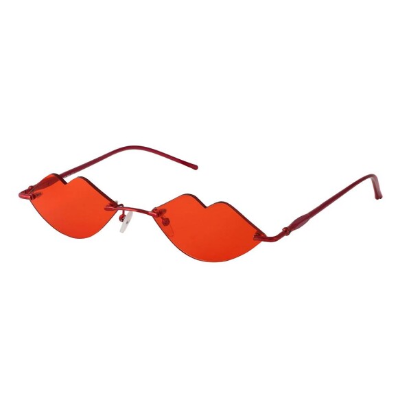 Vai um beijinho? E dois? Os óculos diferentões de acrílico, resultado da parceria da marca AQSR com a designer Paolla Mara, custam R$ 189