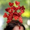 Explosão de amor no Carnaval: o adereço de cabeça Fascinator Amor Sem Fim, da Tula Casqueteria, é produzido artesanalmente e custa R$ 314